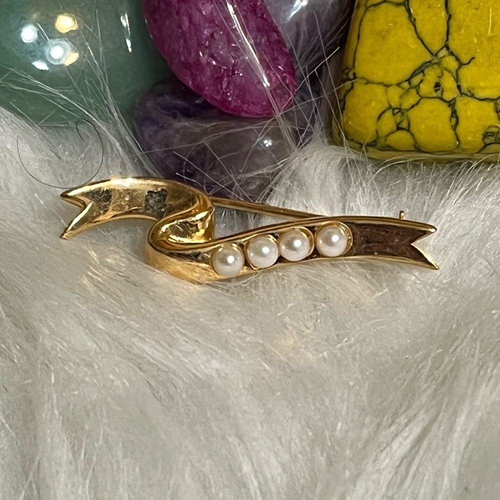 Avon 1984 Ribbon Pearl Brooch